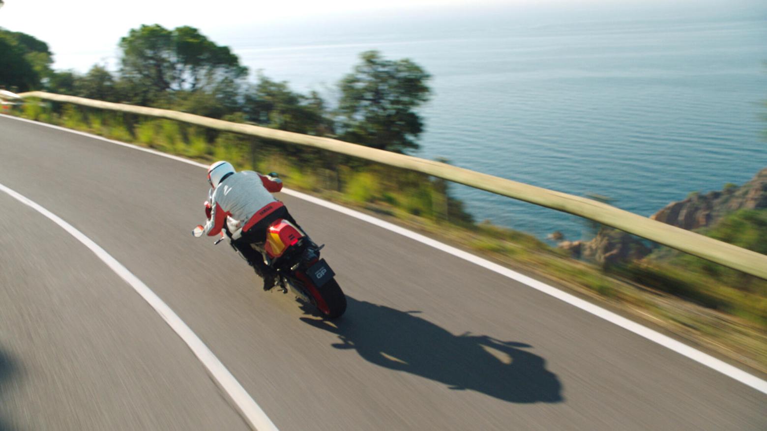 Yamaha XSR900 GP Motosiklet Özellikleri : Yamaha XSR900 GP 117.3hp Güç, 93nm. Tork, 255km/h Top Speed, 900cc Motor Hacmi,  Fiyat : 686000TL Fiyat, , 200kg Ağırlık, Ön fren  Hidrolik çift disk freni, Ø 298 mm Arka fren  Hidrolik, tek disk freni, Ø 245 mm Fren, Ön lastik  120/70ZR17M/C (58W) Tubeless Arka lastik  180/55ZR17M/C (73W) Tubeless