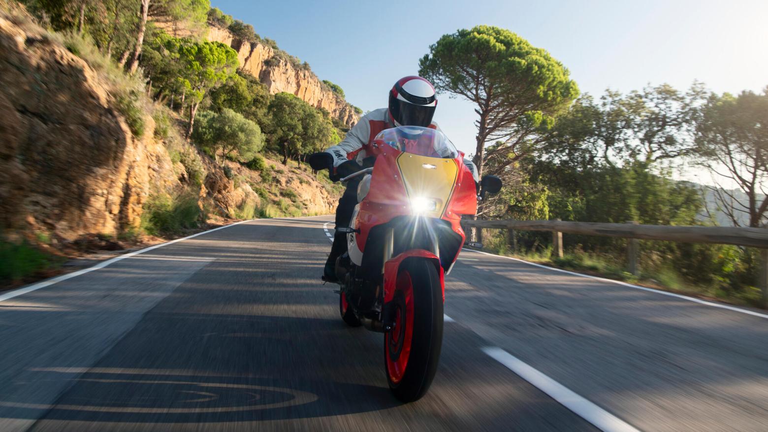 Yamaha XSR900 GP Motosiklet Özellikleri : Yamaha XSR900 GP 117.3hp Güç, 93nm. Tork, 255km/h Top Speed, 900cc Motor Hacmi,  Fiyat : 686000TL Fiyat, , 200kg Ağırlık, Ön fren  Hidrolik çift disk freni, Ø 298 mm Arka fren  Hidrolik, tek disk freni, Ø 245 mm Fren, Ön lastik  120/70ZR17M/C (58W) Tubeless Arka lastik  180/55ZR17M/C (73W) Tubeless