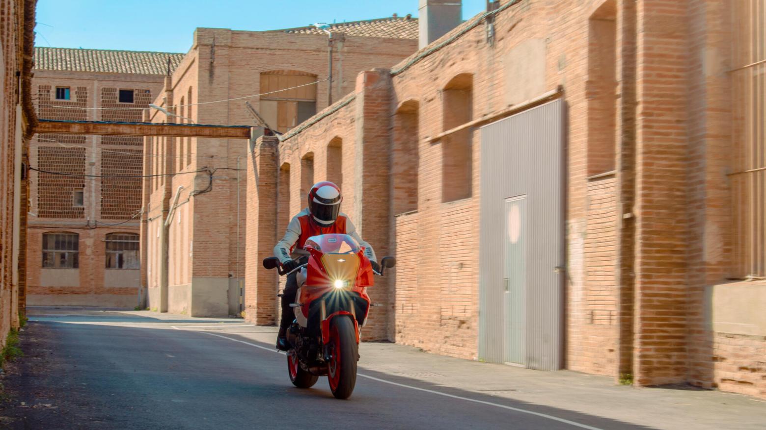 Yamaha XSR900 GP Motosiklet Özellikleri : Yamaha XSR900 GP 117.3hp Güç, 93nm. Tork, 255km/h Top Speed, 900cc Motor Hacmi,  Fiyat : 686000TL Fiyat, , 200kg Ağırlık, Ön fren  Hidrolik çift disk freni, Ø 298 mm Arka fren  Hidrolik, tek disk freni, Ø 245 mm Fren, Ön lastik  120/70ZR17M/C (58W) Tubeless Arka lastik  180/55ZR17M/C (73W) Tubeless