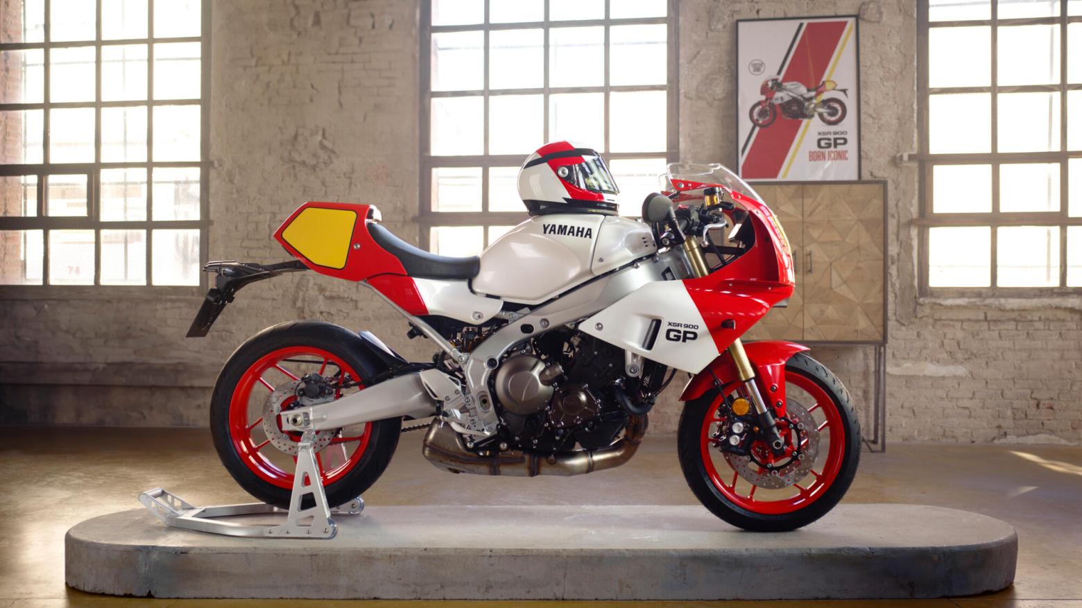Yamaha XSR900 GP Motosiklet Özellikleri : Yamaha XSR900 GP 117.3hp Güç, 93nm. Tork, 255km/h Top Speed, 900cc Motor Hacmi,  Fiyat : 686000TL Fiyat, , 200kg Ağırlık, Ön fren  Hidrolik çift disk freni, Ø 298 mm Arka fren  Hidrolik, tek disk freni, Ø 245 mm Fren, Ön lastik  120/70ZR17M/C (58W) Tubeless Arka lastik  180/55ZR17M/C (73W) Tubeless