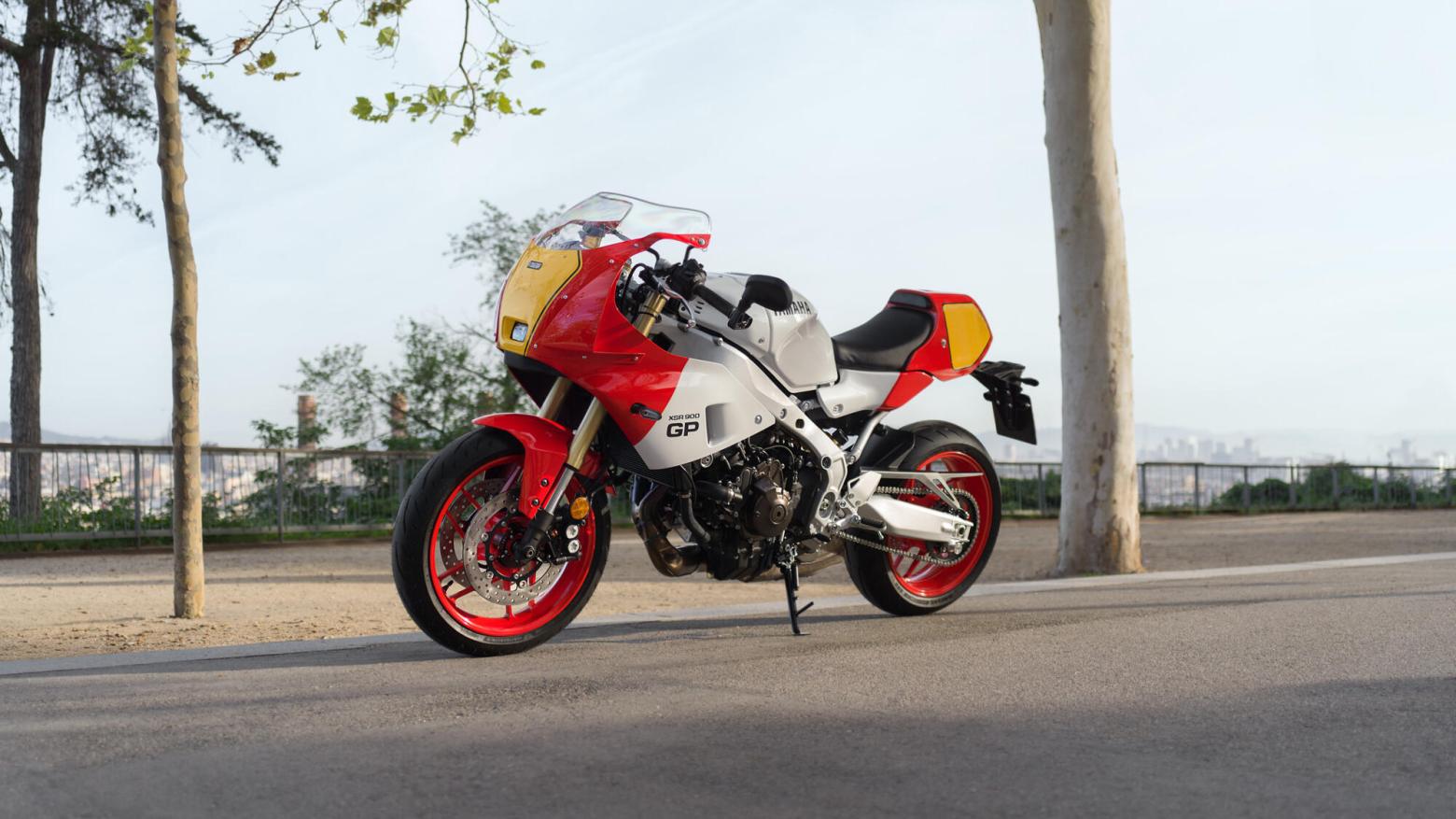 Yamaha XSR900 GP Motosiklet Özellikleri : Yamaha XSR900 GP 117.3hp Güç, 93nm. Tork, 255km/h Top Speed, 900cc Motor Hacmi,  Fiyat : 686000TL Fiyat, , 200kg Ağırlık, Ön fren  Hidrolik çift disk freni, Ø 298 mm Arka fren  Hidrolik, tek disk freni, Ø 245 mm Fren, Ön lastik  120/70ZR17M/C (58W) Tubeless Arka lastik  180/55ZR17M/C (73W) Tubeless