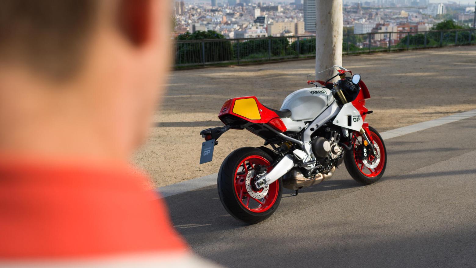 Yamaha XSR900 GP Motosiklet Özellikleri : Yamaha XSR900 GP 117.3hp Güç, 93nm. Tork, 255km/h Top Speed, 900cc Motor Hacmi,  Fiyat : 686000TL Fiyat, , 200kg Ağırlık, Ön fren  Hidrolik çift disk freni, Ø 298 mm Arka fren  Hidrolik, tek disk freni, Ø 245 mm Fren, Ön lastik  120/70ZR17M/C (58W) Tubeless Arka lastik  180/55ZR17M/C (73W) Tubeless