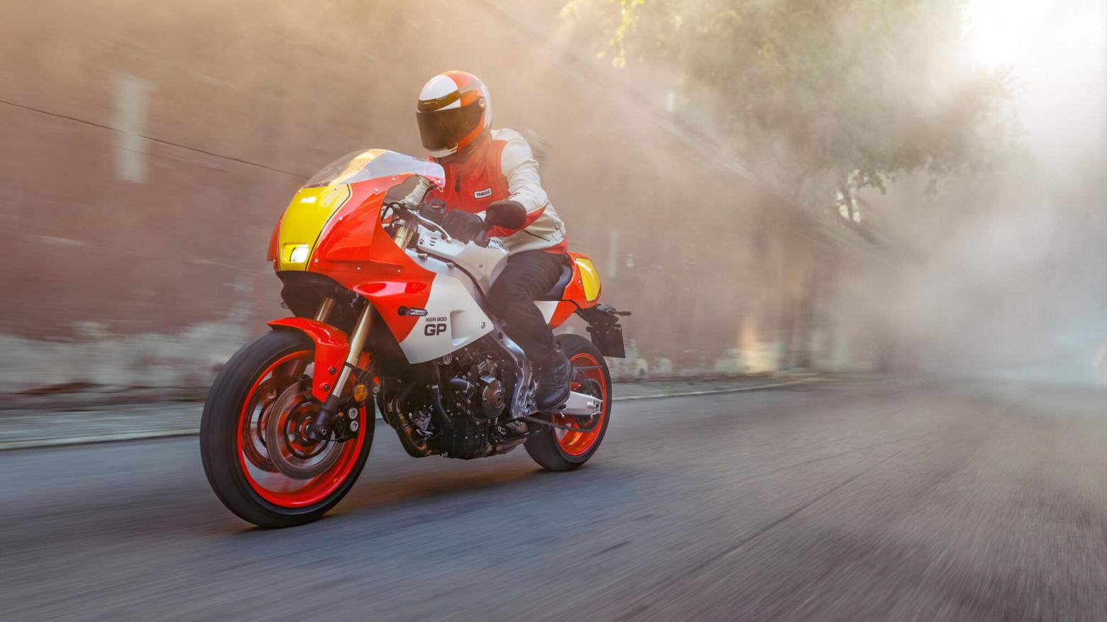 Yamaha XSR900 GP Motosiklet Özellikleri : Yamaha XSR900 GP 117.3hp Güç, 93nm. Tork, 255km/h Top Speed, 900cc Motor Hacmi,  Fiyat : 686000TL Fiyat, , 200kg Ağırlık, Ön fren  Hidrolik çift disk freni, Ø 298 mm Arka fren  Hidrolik, tek disk freni, Ø 245 mm Fren, Ön lastik  120/70ZR17M/C (58W) Tubeless Arka lastik  180/55ZR17M/C (73W) Tubeless