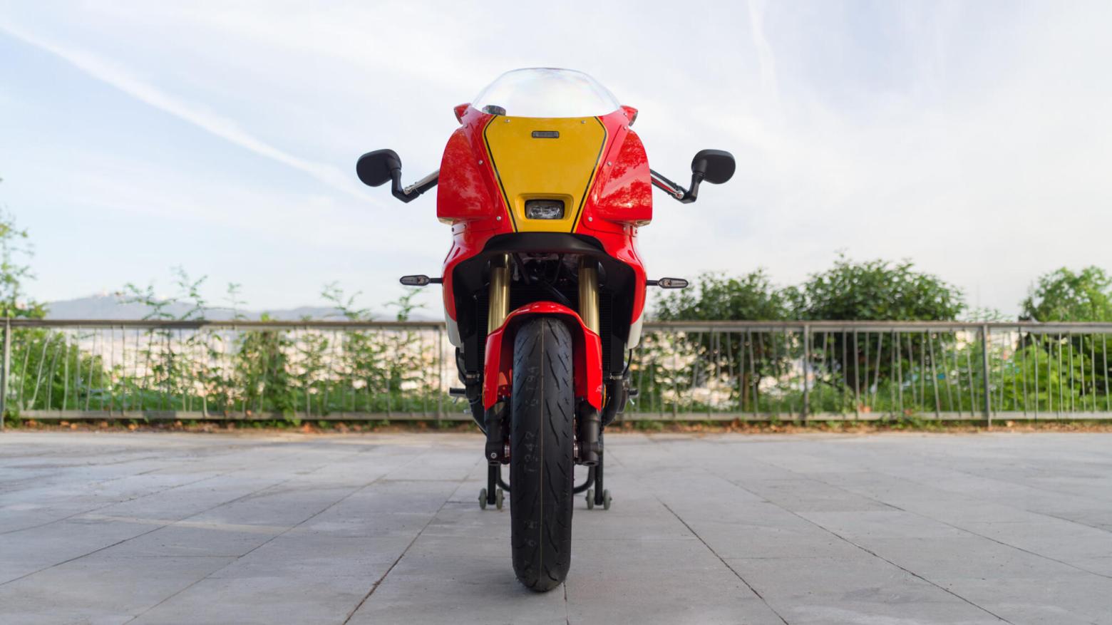 Yamaha XSR900 GP Motosiklet Özellikleri : Yamaha XSR900 GP 117.3hp Güç, 93nm. Tork, 255km/h Top Speed, 900cc Motor Hacmi,  Fiyat : 686000TL Fiyat, , 200kg Ağırlık, Ön fren  Hidrolik çift disk freni, Ø 298 mm Arka fren  Hidrolik, tek disk freni, Ø 245 mm Fren, Ön lastik  120/70ZR17M/C (58W) Tubeless Arka lastik  180/55ZR17M/C (73W) Tubeless