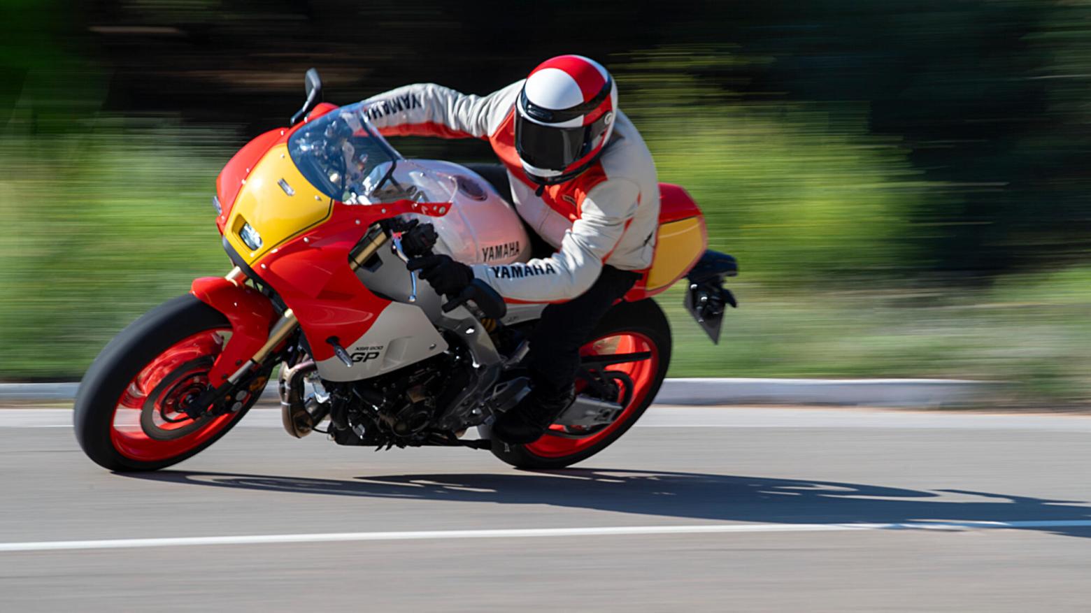 Yamaha XSR900 GP Motosiklet Özellikleri : Yamaha XSR900 GP 117.3hp Güç, 93nm. Tork, 255km/h Top Speed, 900cc Motor Hacmi,  Fiyat : 686000TL Fiyat, , 200kg Ağırlık, Ön fren  Hidrolik çift disk freni, Ø 298 mm Arka fren  Hidrolik, tek disk freni, Ø 245 mm Fren, Ön lastik  120/70ZR17M/C (58W) Tubeless Arka lastik  180/55ZR17M/C (73W) Tubeless