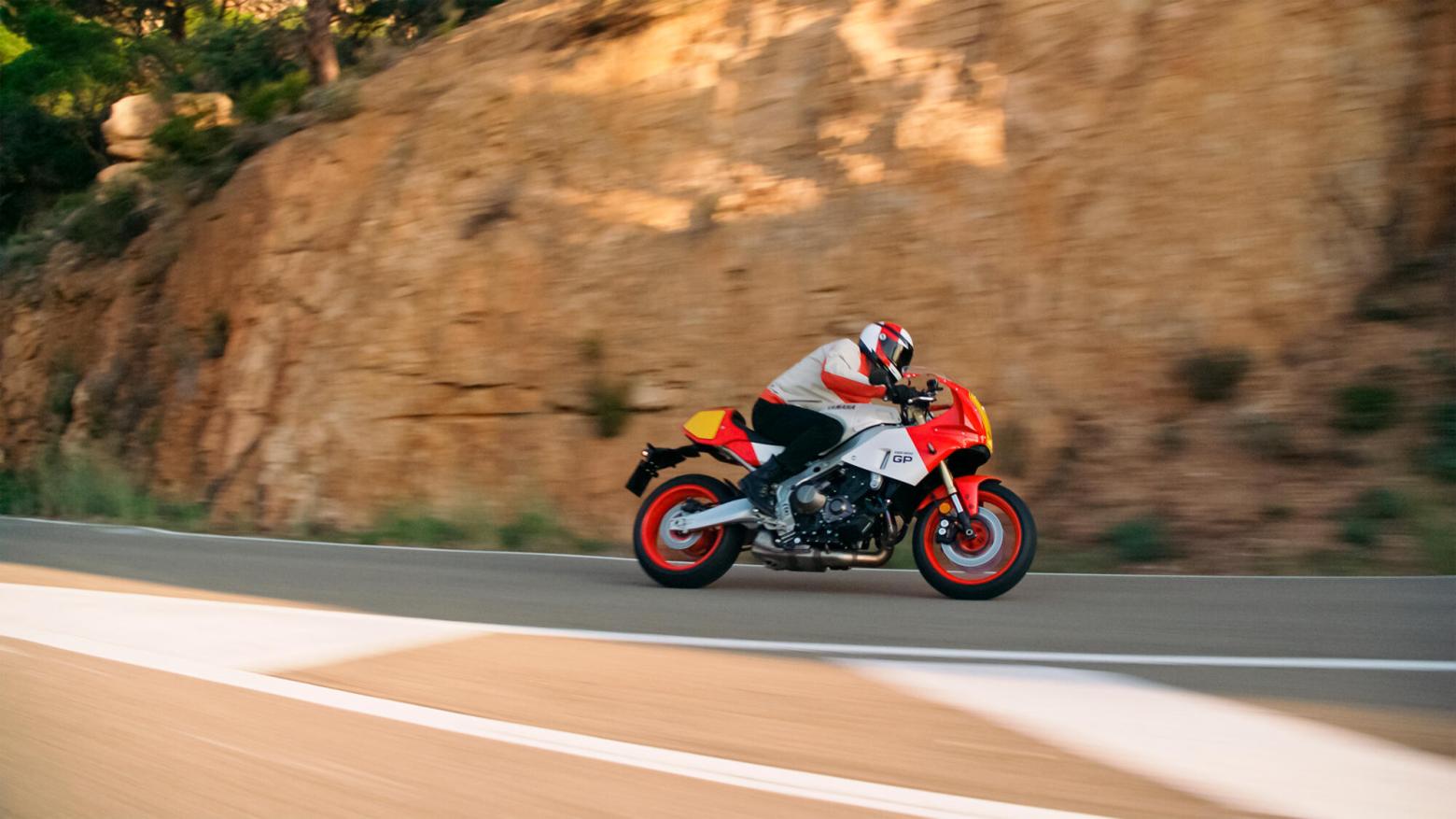 Yamaha XSR900 GP Motosiklet Özellikleri : Yamaha XSR900 GP 117.3hp Güç, 93nm. Tork, 255km/h Top Speed, 900cc Motor Hacmi,  Fiyat : 686000TL Fiyat, , 200kg Ağırlık, Ön fren  Hidrolik çift disk freni, Ø 298 mm Arka fren  Hidrolik, tek disk freni, Ø 245 mm Fren, Ön lastik  120/70ZR17M/C (58W) Tubeless Arka lastik  180/55ZR17M/C (73W) Tubeless