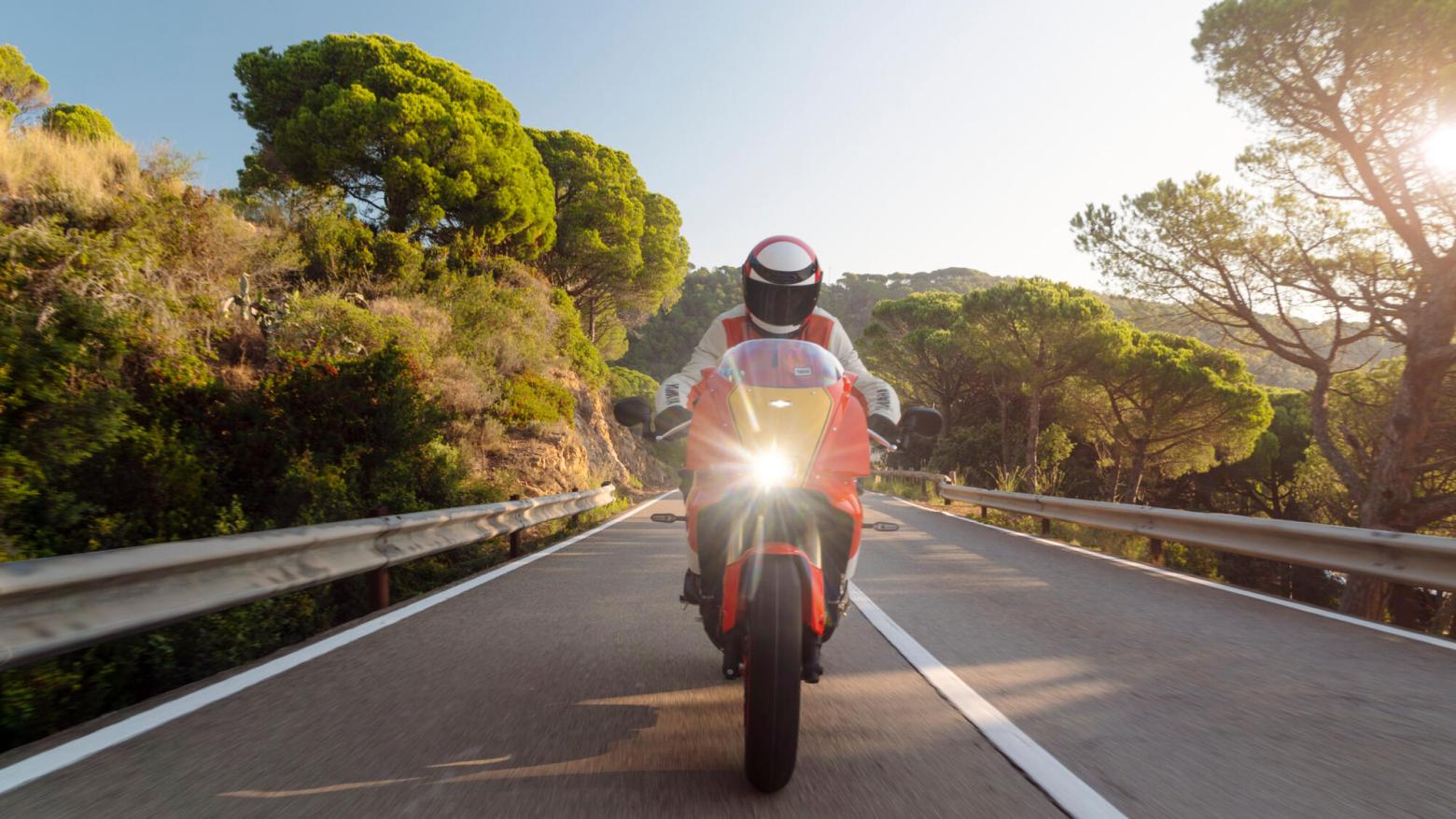 Yamaha XSR900 GP Motosiklet Özellikleri : Yamaha XSR900 GP 117.3hp Güç, 93nm. Tork, 255km/h Top Speed, 900cc Motor Hacmi,  Fiyat : 686000TL Fiyat, , 200kg Ağırlık, Ön fren  Hidrolik çift disk freni, Ø 298 mm Arka fren  Hidrolik, tek disk freni, Ø 245 mm Fren, Ön lastik  120/70ZR17M/C (58W) Tubeless Arka lastik  180/55ZR17M/C (73W) Tubeless
