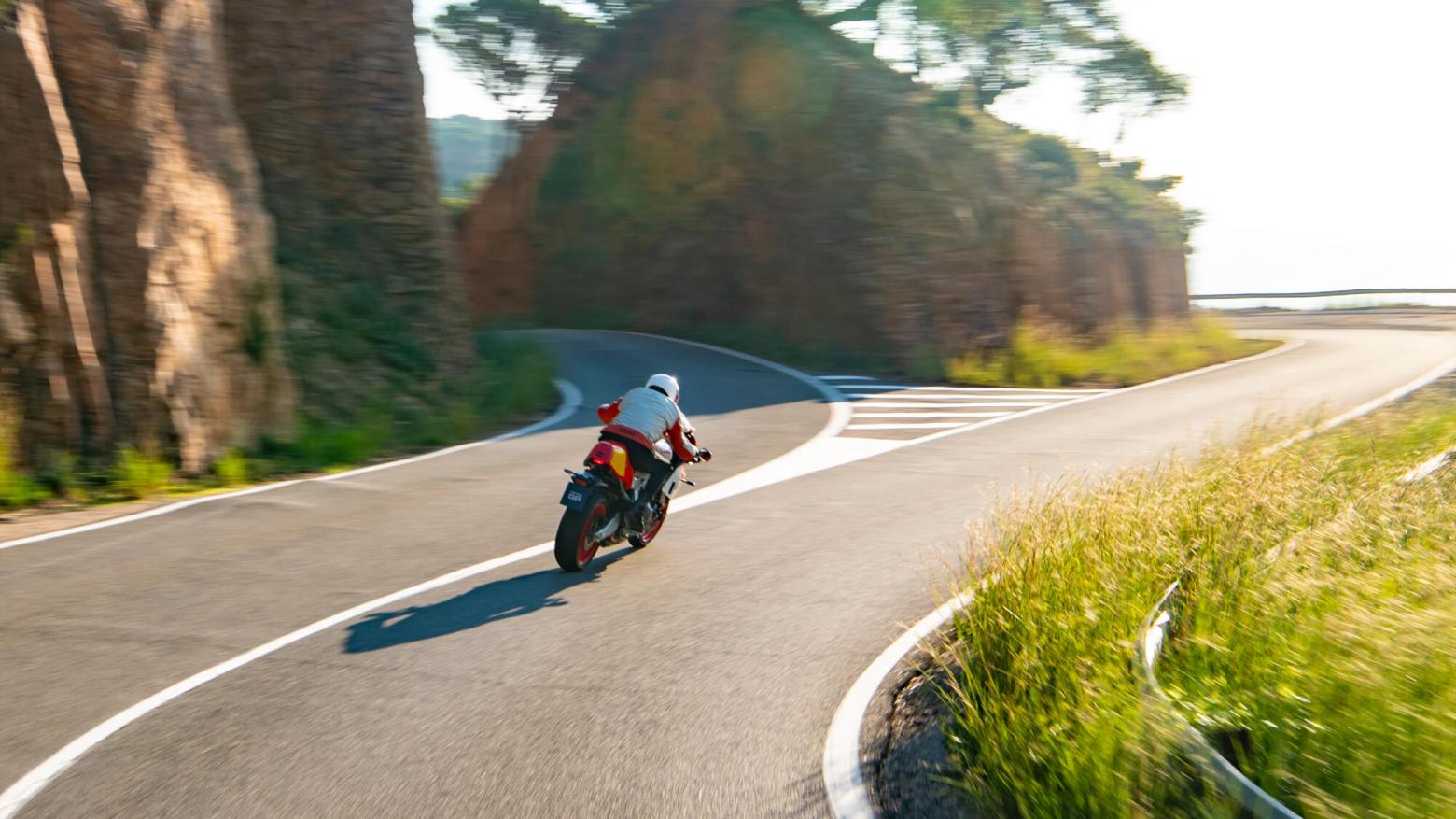 Yamaha XSR900 GP Motosiklet Özellikleri : Yamaha XSR900 GP 117.3hp Güç, 93nm. Tork, 255km/h Top Speed, 900cc Motor Hacmi,  Fiyat : 686000TL Fiyat, , 200kg Ağırlık, Ön fren  Hidrolik çift disk freni, Ø 298 mm Arka fren  Hidrolik, tek disk freni, Ø 245 mm Fren, Ön lastik  120/70ZR17M/C (58W) Tubeless Arka lastik  180/55ZR17M/C (73W) Tubeless