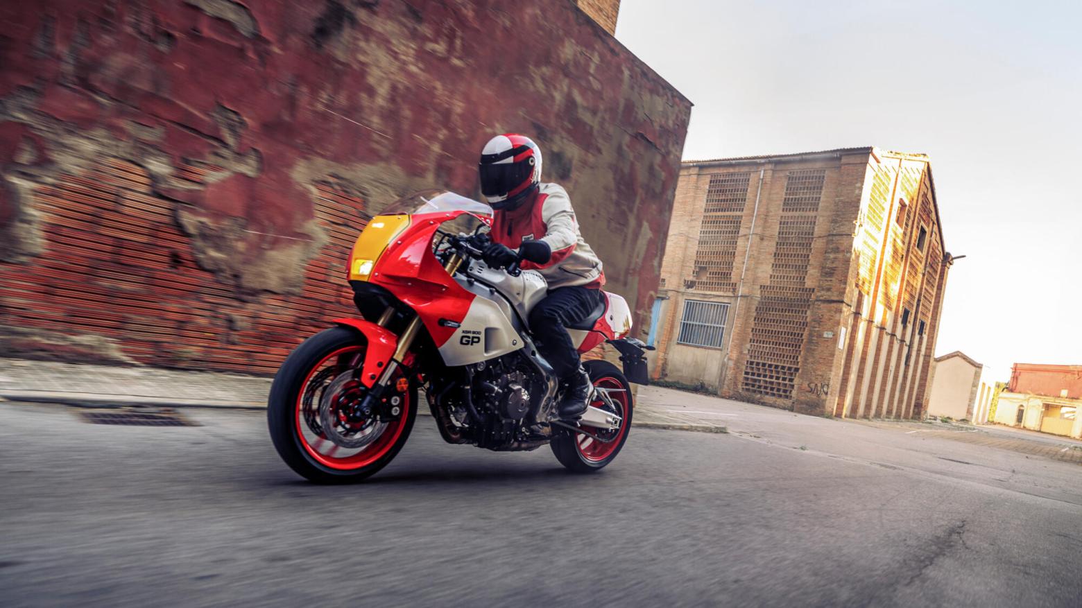 Yamaha XSR900 GP Motosiklet Özellikleri : Yamaha XSR900 GP 117.3hp Güç, 93nm. Tork, 255km/h Top Speed, 900cc Motor Hacmi,  Fiyat : 686000TL Fiyat, , 200kg Ağırlık, Ön fren  Hidrolik çift disk freni, Ø 298 mm Arka fren  Hidrolik, tek disk freni, Ø 245 mm Fren, Ön lastik  120/70ZR17M/C (58W) Tubeless Arka lastik  180/55ZR17M/C (73W) Tubeless