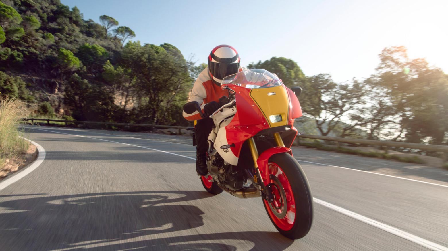 Yamaha XSR900 GP Motosiklet Özellikleri : Yamaha XSR900 GP 117.3hp Güç, 93nm. Tork, 255km/h Top Speed, 900cc Motor Hacmi,  Fiyat : 686000TL Fiyat, , 200kg Ağırlık, Ön fren  Hidrolik çift disk freni, Ø 298 mm Arka fren  Hidrolik, tek disk freni, Ø 245 mm Fren, Ön lastik  120/70ZR17M/C (58W) Tubeless Arka lastik  180/55ZR17M/C (73W) Tubeless