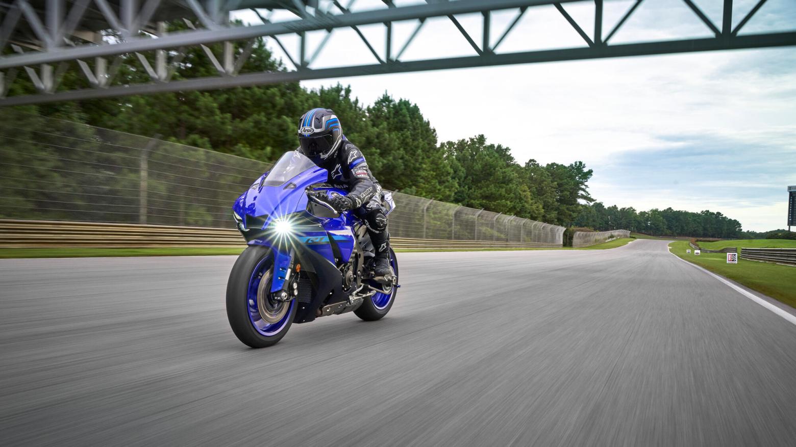YAMAHA YZF-R1M Motosiklet Özellikleri : YAMAHA YZF-R1M 198hp Güç, 83nm. Tork, 320km/h Top Speed, 1000cc Motor Hacmi,  Fiyat : Henüz Ülkemiz de Fiyatı Belli Değil, , 203kg Ağırlık, Ön Çift 320mm hidrolik disk; Fren Kontrol Sistemi ve ABS, Arka 220mm hidrolik disk; Fren Kontrol Sistemi ve ABS Fren, Ön 120/70ZR17, Arka 200/55ZR17 Bridgestone® BATTLAX RACING STREET RS11