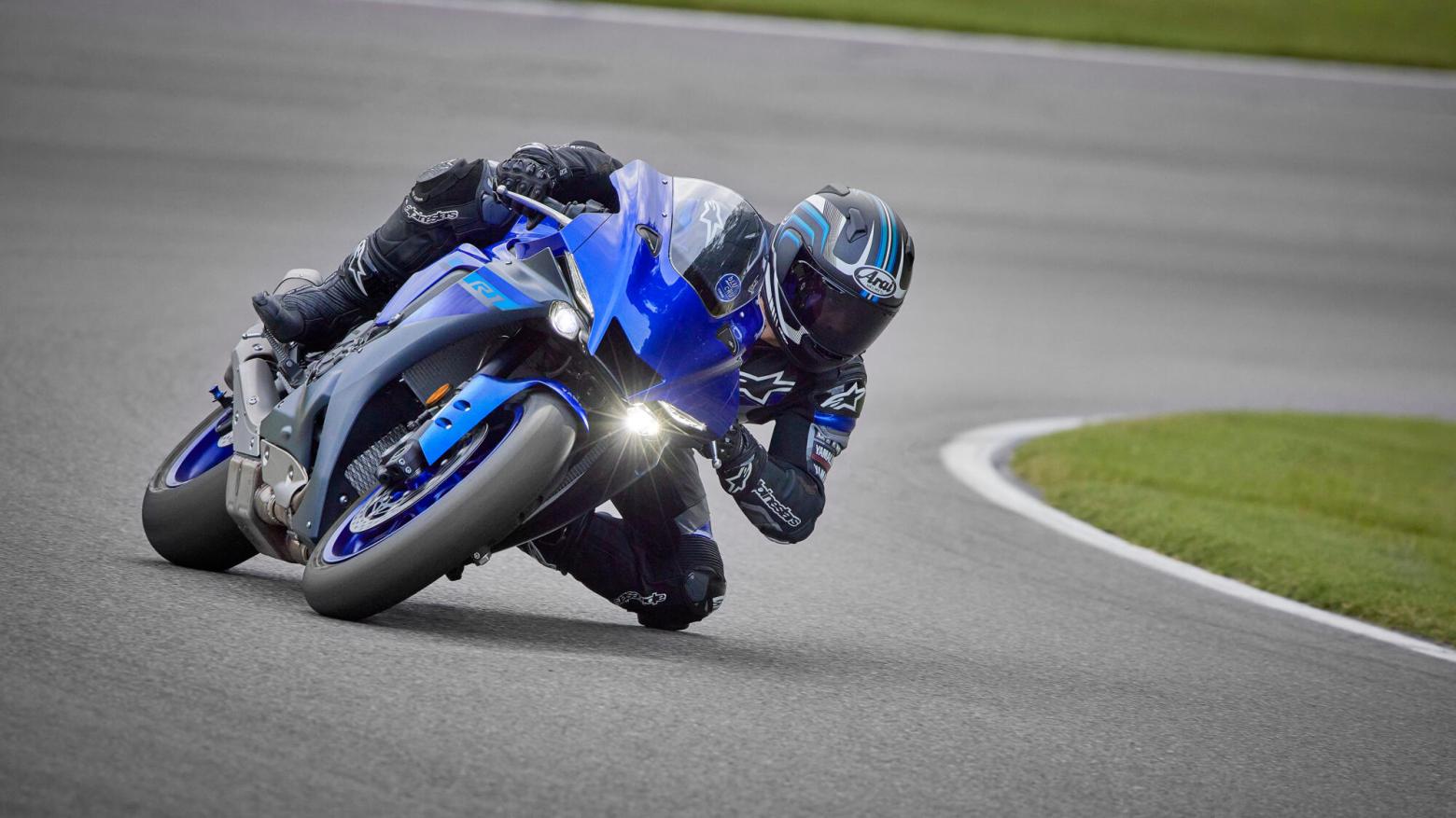 YAMAHA YZF-R1M Motosiklet Özellikleri : YAMAHA YZF-R1M 198hp Güç, 83nm. Tork, 320km/h Top Speed, 1000cc Motor Hacmi,  Fiyat : Henüz Ülkemiz de Fiyatı Belli Değil, , 203kg Ağırlık, Ön Çift 320mm hidrolik disk; Fren Kontrol Sistemi ve ABS, Arka 220mm hidrolik disk; Fren Kontrol Sistemi ve ABS Fren, Ön 120/70ZR17, Arka 200/55ZR17 Bridgestone® BATTLAX RACING STREET RS11