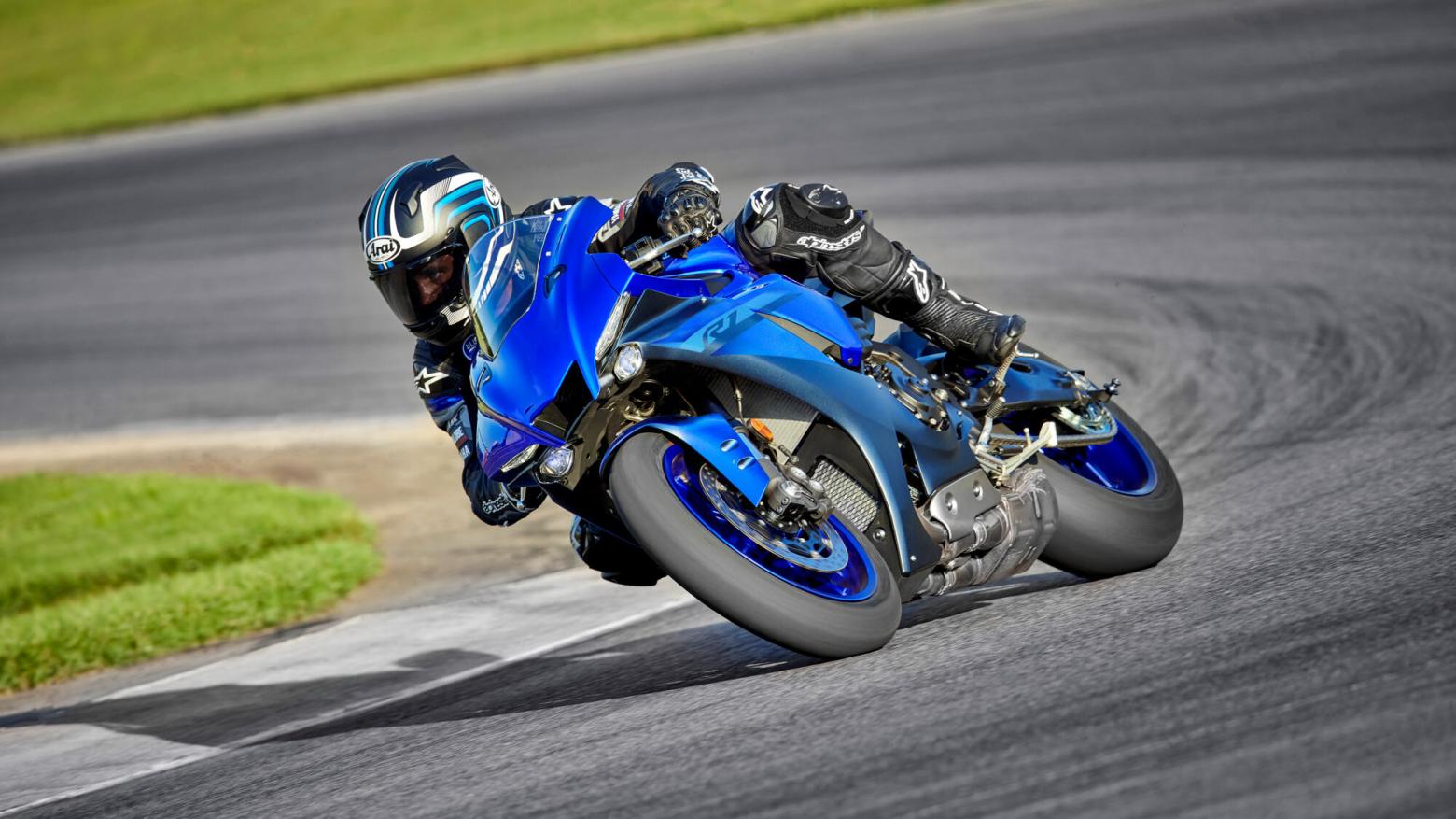 YAMAHA YZF-R1M Motosiklet Özellikleri : YAMAHA YZF-R1M 198hp Güç, 83nm. Tork, 320km/h Top Speed, 1000cc Motor Hacmi,  Fiyat : Henüz Ülkemiz de Fiyatı Belli Değil, , 203kg Ağırlık, Ön Çift 320mm hidrolik disk; Fren Kontrol Sistemi ve ABS, Arka 220mm hidrolik disk; Fren Kontrol Sistemi ve ABS Fren, Ön 120/70ZR17, Arka 200/55ZR17 Bridgestone® BATTLAX RACING STREET RS11