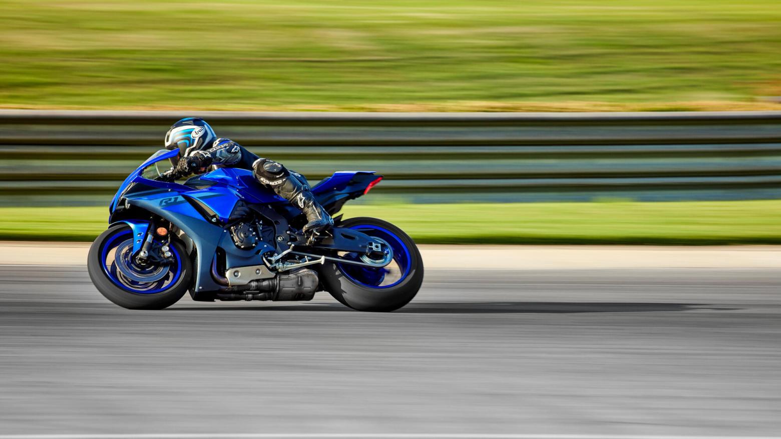 YAMAHA YZF-R1M Motosiklet Özellikleri : YAMAHA YZF-R1M 198hp Güç, 83nm. Tork, 320km/h Top Speed, 1000cc Motor Hacmi,  Fiyat : Henüz Ülkemiz de Fiyatı Belli Değil, , 203kg Ağırlık, Ön Çift 320mm hidrolik disk; Fren Kontrol Sistemi ve ABS, Arka 220mm hidrolik disk; Fren Kontrol Sistemi ve ABS Fren, Ön 120/70ZR17, Arka 200/55ZR17 Bridgestone® BATTLAX RACING STREET RS11