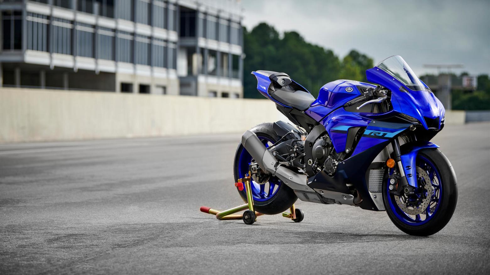 YAMAHA YZF-R1M Motosiklet Özellikleri : YAMAHA YZF-R1M 198hp Güç, 83nm. Tork, 320km/h Top Speed, 1000cc Motor Hacmi,  Fiyat : Henüz Ülkemiz de Fiyatı Belli Değil, , 203kg Ağırlık, Ön Çift 320mm hidrolik disk; Fren Kontrol Sistemi ve ABS, Arka 220mm hidrolik disk; Fren Kontrol Sistemi ve ABS Fren, Ön 120/70ZR17, Arka 200/55ZR17 Bridgestone® BATTLAX RACING STREET RS11