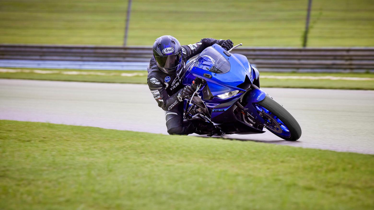 YAMAHA YZF-R3 Motosiklet Özellikleri : YAMAHA YZF-R3 41.4hp Güç, 29.6nm. Tork, 190km/h Top Speed, 300cc Motor Hacmi,  Fiyat : 354000TL Fiyat, , 169kg Ağırlık, ABS'li ön 298 mm disk, ABS'li arka 220 mm disk Fren, Dunlop Sportmax GPR-300; 110/70-17 / 140/70-17