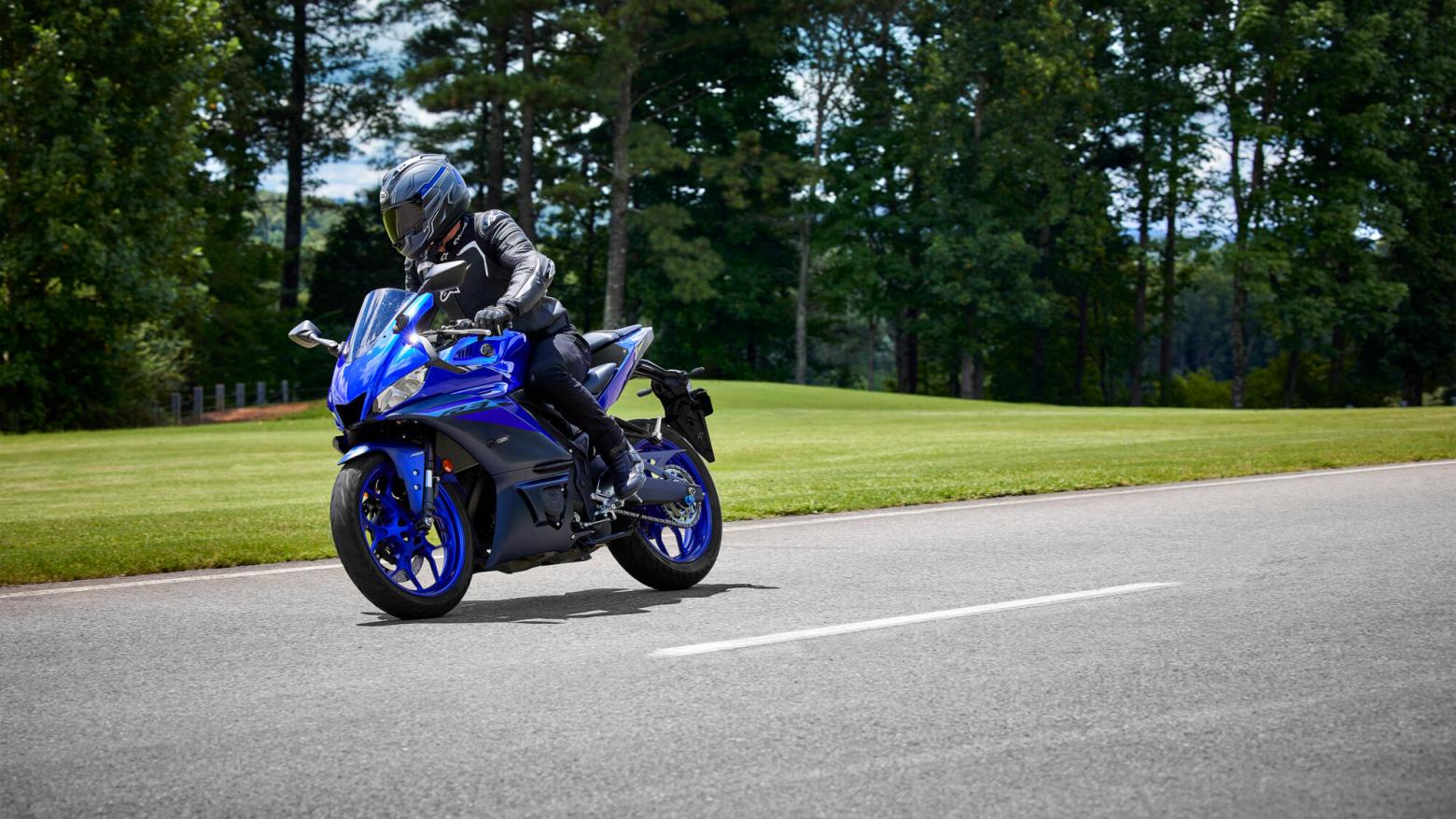 YAMAHA YZF-R3 Motosiklet Özellikleri : YAMAHA YZF-R3 41.4hp Güç, 29.6nm. Tork, 190km/h Top Speed, 300cc Motor Hacmi,  Fiyat : 354000TL Fiyat, , 169kg Ağırlık, ABS'li ön 298 mm disk, ABS'li arka 220 mm disk Fren, Dunlop Sportmax GPR-300; 110/70-17 / 140/70-17