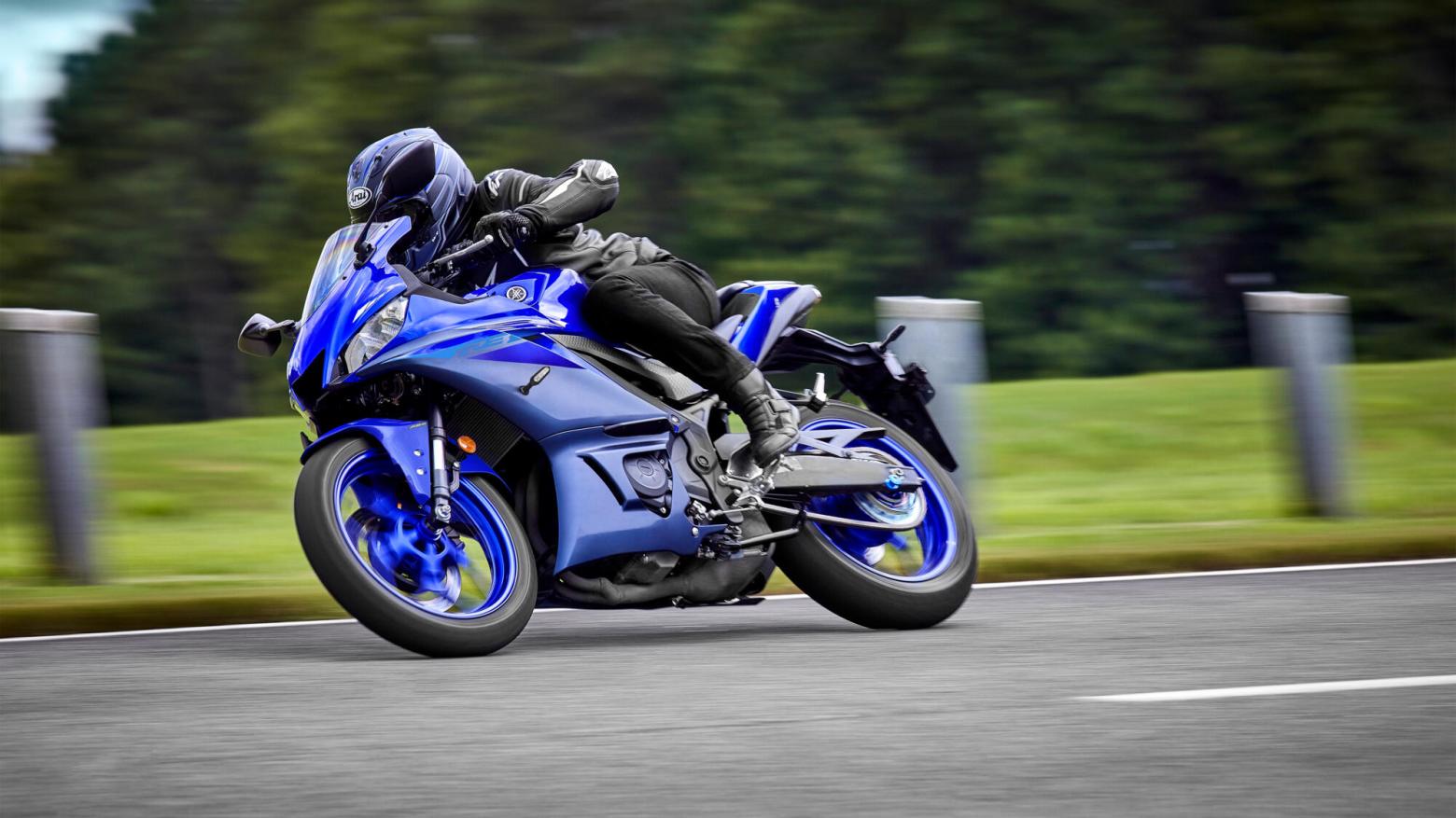 YAMAHA YZF-R3 Motosiklet Özellikleri : YAMAHA YZF-R3 41.4hp Güç, 29.6nm. Tork, 190km/h Top Speed, 300cc Motor Hacmi,  Fiyat : 354000TL Fiyat, , 169kg Ağırlık, ABS'li ön 298 mm disk, ABS'li arka 220 mm disk Fren, Dunlop Sportmax GPR-300; 110/70-17 / 140/70-17