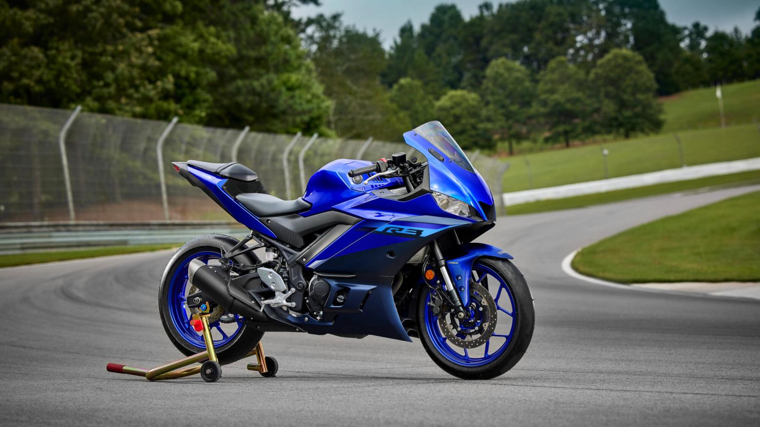 YAMAHA YZF-R3 Motosiklet Özellikleri : YAMAHA YZF-R3 41.4hp Güç, 29.6nm. Tork, 190km/h Top Speed, 300cc Motor Hacmi,  Fiyat : 354000TL Fiyat, , 169kg Ağırlık, ABS'li ön 298 mm disk, ABS'li arka 220 mm disk Fren, Dunlop Sportmax GPR-300; 110/70-17 / 140/70-17