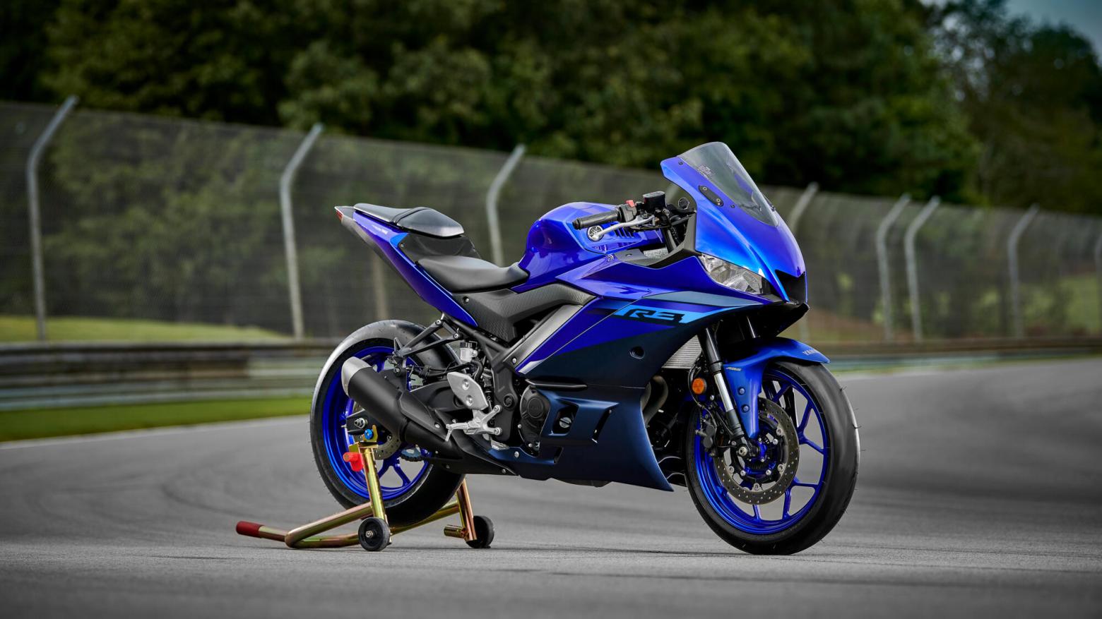 YAMAHA YZF-R3 Motosiklet Özellikleri : YAMAHA YZF-R3 41.4hp Güç, 29.6nm. Tork, 190km/h Top Speed, 300cc Motor Hacmi,  Fiyat : 354000TL Fiyat, , 169kg Ağırlık, ABS'li ön 298 mm disk, ABS'li arka 220 mm disk Fren, Dunlop Sportmax GPR-300; 110/70-17 / 140/70-17