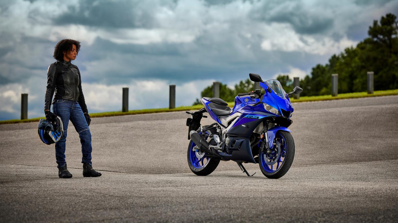 YAMAHA YZF-R3 Motosiklet Özellikleri : YAMAHA YZF-R3 41.4hp Güç, 29.6nm. Tork, 190km/h Top Speed, 300cc Motor Hacmi,  Fiyat : 354000TL Fiyat, , 169kg Ağırlık, ABS'li ön 298 mm disk, ABS'li arka 220 mm disk Fren, Dunlop Sportmax GPR-300; 110/70-17 / 140/70-17